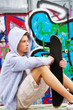 Cool blickender Jugendlicher Mann vor Graffiti