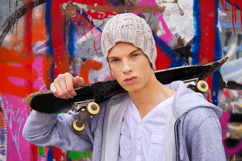 Photo: Cool blickender Jugendlicher Mann vor Graffiti Cool blickender Jugendlicher Mann vor Graffiti