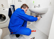Foto: Klemptner repariert Waschbecken Klemptner repariert Waschbecken
