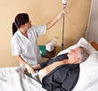 Krankenschwester gibt einem Patienten eine Infusio