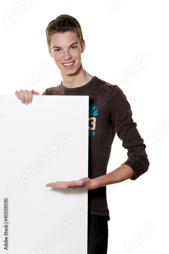 Foto: Junger Mann mikt leerem Plakat Junger Mann mikt leerem Plakat
