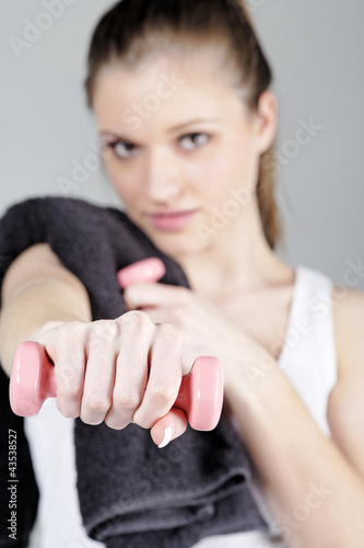 Foto: Woman working out with weights Woman working out with weights