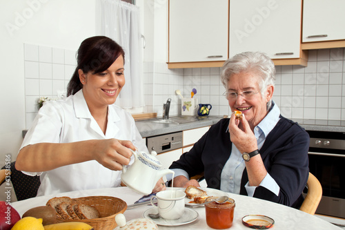 Photo: Pflegerin hilft Seniorin beim Frühstück Pflegerin hilft Seniorin beim Frühstück