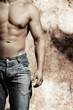 Foto: beautiful sexy man is standing infront of an uraban style old wa beautiful sexy man is standing infront of an uraban style old wa