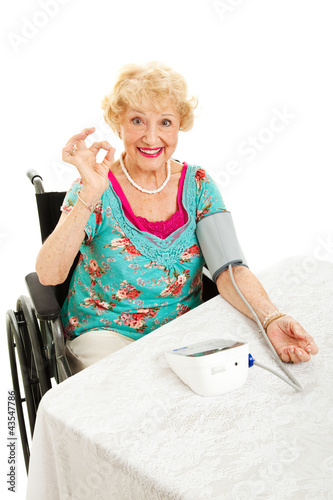 Foto: Disabled Senior Monitors Her Blood Pressure Disabled Senior Monitors Her Blood Pressure