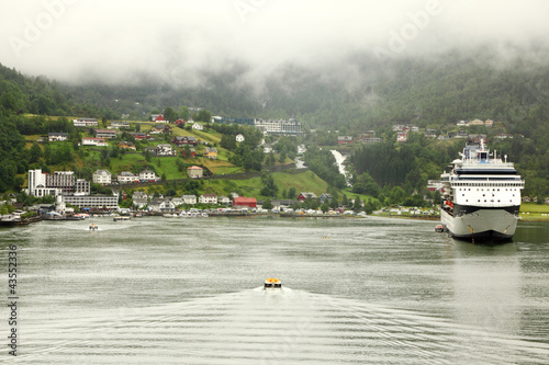 Foto: Cutter floats to shore with coastal village Cutter floats to shore with coastal village