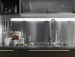 stoviglie e vaso di peperoncini in cucina moderna