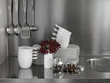 pila di piatti e tazze di ceramica bianca in cucina