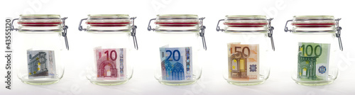 Foto: Euroscheine in Einmachgläsern Euroscheine in Einmachgläsern