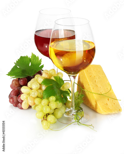 Foto: glasses of wine, cheese and ripe grapes isolated on white glasses of wine, cheese and ripe grapes isolated on white