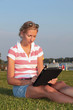 Junge Frau mit Tablet PC