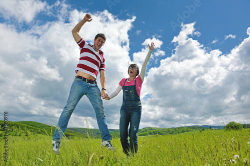 Foto: romantic young couple in love together outdoor romantic young couple in love together outdoor