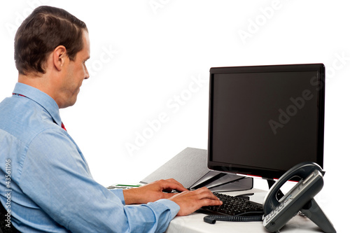 Photo: Side view male accountant working in office Side view male accountant working in office