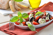 Tomaten-Mozzarella-Salat mit Basilikum und Balsamico