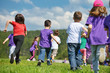Foto: happy kids group have fun in nature happy kids group have fun in nature