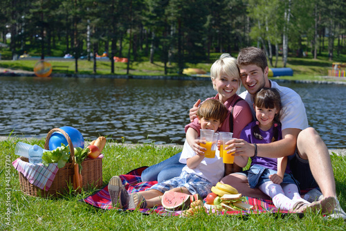 Foto: Happy family playing together in a picnic outdoors Happy family playing together in a picnic outdoors