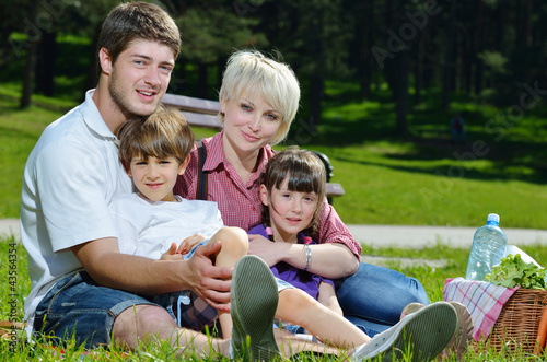 Foto: Happy family playing together in a picnic outdoors Happy family playing together in a picnic outdoors