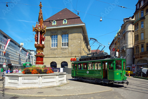 Photo: Ancien tram dans le centre ville de Bâle, Suisse. Ancien tram dans le centre ville de Bâle, Suisse.