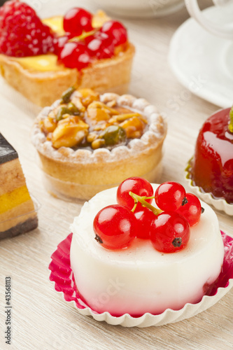 Foto: Different sort of beautiful pastry, small colorful sweet cakes Different sort of beautiful pastry, small colorful sweet cakes