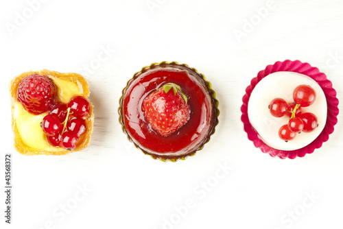 Foto: small beautiful red fruit pastry small beautiful red fruit pastry