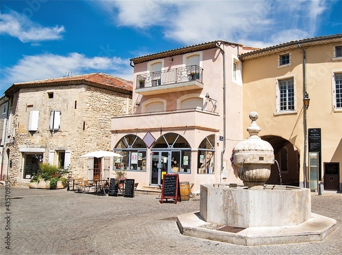 Photo: Village typique en Provence à Saint-Paul-Trois-Châteaux Village typique en Provence à Saint-Paul-Trois-Châteaux
