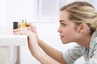 Foto: Woman using spirit level Woman using spirit level