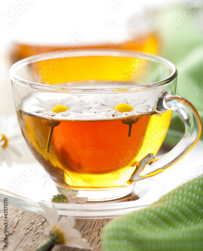 Foto: cup of herbal tea with chamomile flowers cup of herbal tea with chamomile flowers