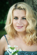 Foto: Portrait of smiling beautiful blonde woman outdoors Portrait of smiling beautiful blonde woman outdoors