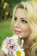 Foto: beautiful blonde woman with summer flowers outdoors beautiful blonde woman with summer flowers outdoors