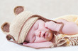 Foto: sleeping newborn baby with a ridiculous knitted hat sleeping newborn baby with a ridiculous knitted hat