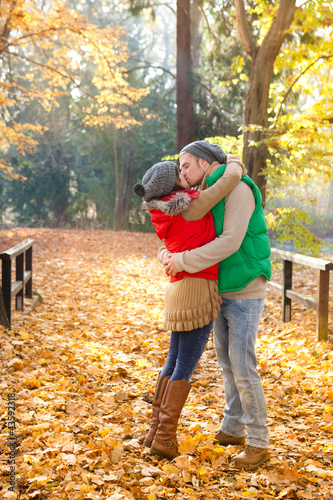 Photo: pärchen im herbst verliebt pärchen im herbst verliebt