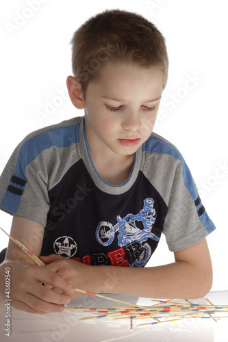 Foto: enfant jouant au mikado enfant jouant au mikado
