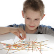 enfant jouant au mikado