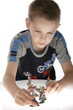 Foto: enfant jouant avec figurines chevaliers enfant jouant avec figurines chevaliers