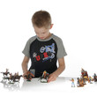 Foto: enfant jouant avec figurines western enfant jouant avec figurines western