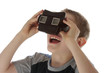Foto: enfant regardant images dans une visionneuse enfant regardant images dans une visionneuse