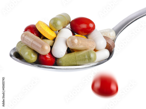 Foto: Löffel überfüllt mit Tabletten Löffel überfüllt mit Tabletten