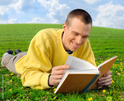 Photo: Vergnügtes Lesen auf der Wiese Vergnügtes Lesen auf der Wiese