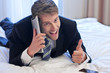 Erfolgreicher Businessman im Hotelzimmer