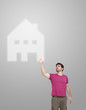 Photo: Homme appuyant sur une icône de maison Homme appuyant sur une icône de maison