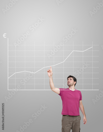 Photo: Homme montrant un graphique Homme montrant un graphique