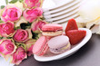 Foto: macaroons and strawberry macaroons and strawberry