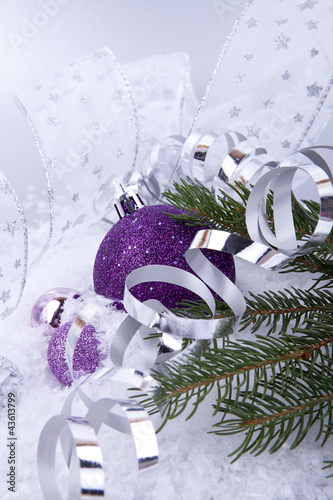 Photo: Weihnachtskugel in pink mit Silber und Geschenkband auf weißem Weihnachtskugel in pink mit Silber und Geschenkband auf weißem