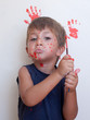 bambino sporco di colore rosso