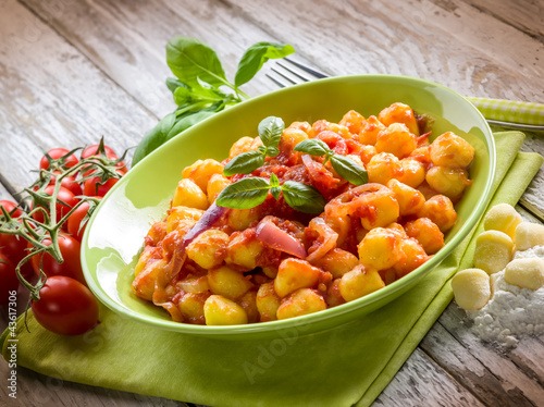 Foto: homemade gnocchi with tomato sauce basil and onions homemade gnocchi with tomato sauce basil and onions