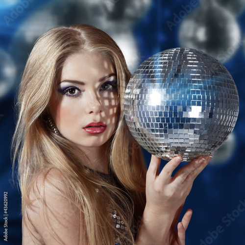 Foto: Young woman holding disco ball Young woman holding disco ball