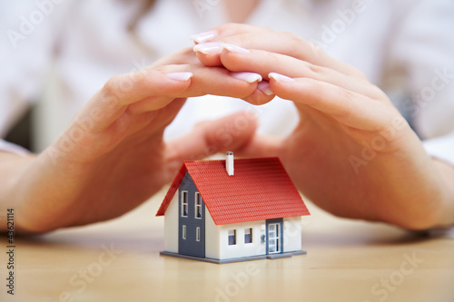 Photo: Hände schützen Haus Hände schützen Haus