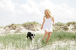 Junge Frau beim laufen mit Hund