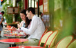 Foto: Happy couple eating macaroons in a Parisian outdoor cafe Happy couple eating macaroons in a Parisian outdoor cafe