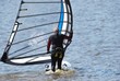 Windsurfer nimmt Fahrt auf